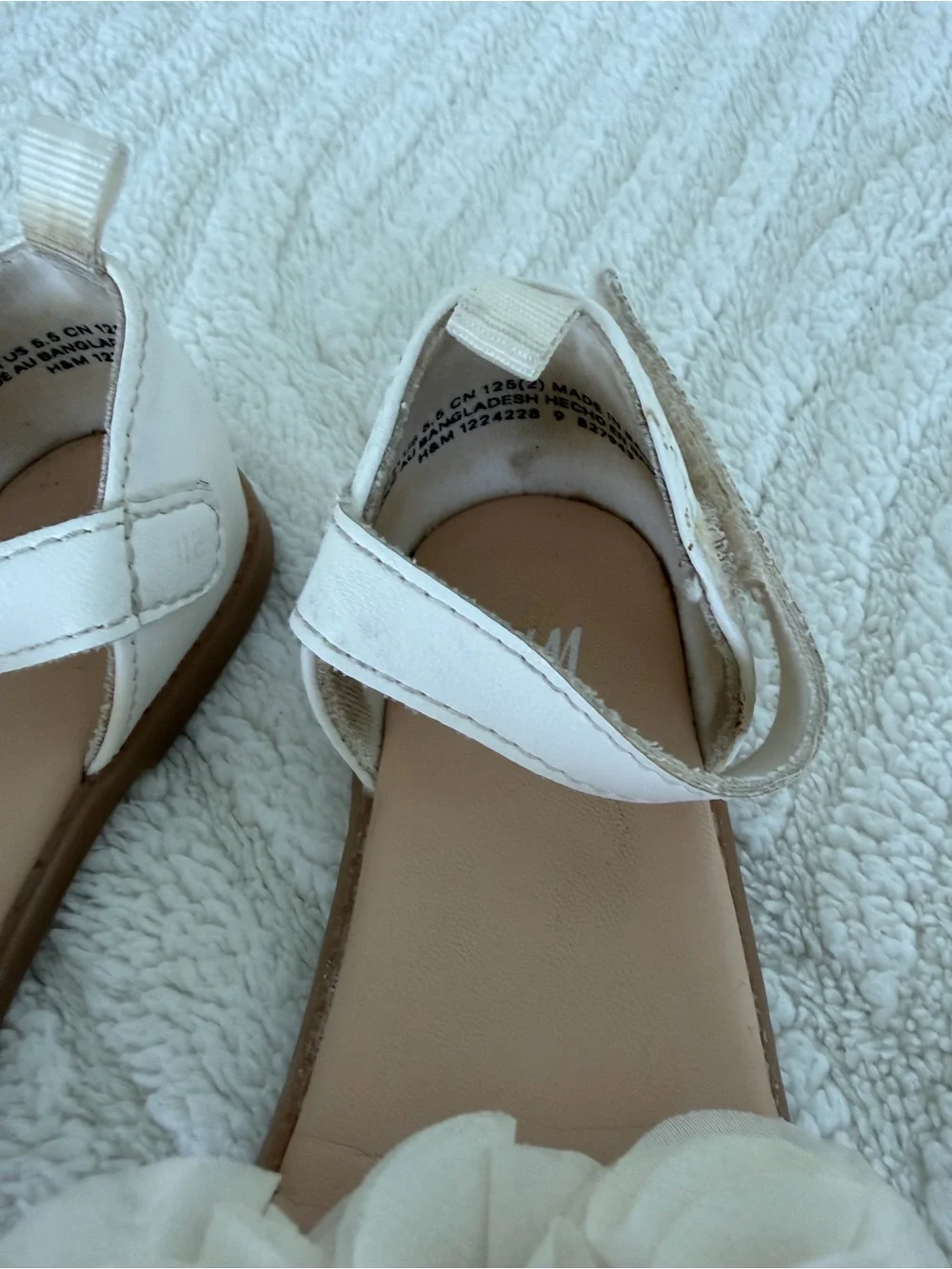 H&M Kids Floral Strap Sandals in Cream - pre loved- 20-21